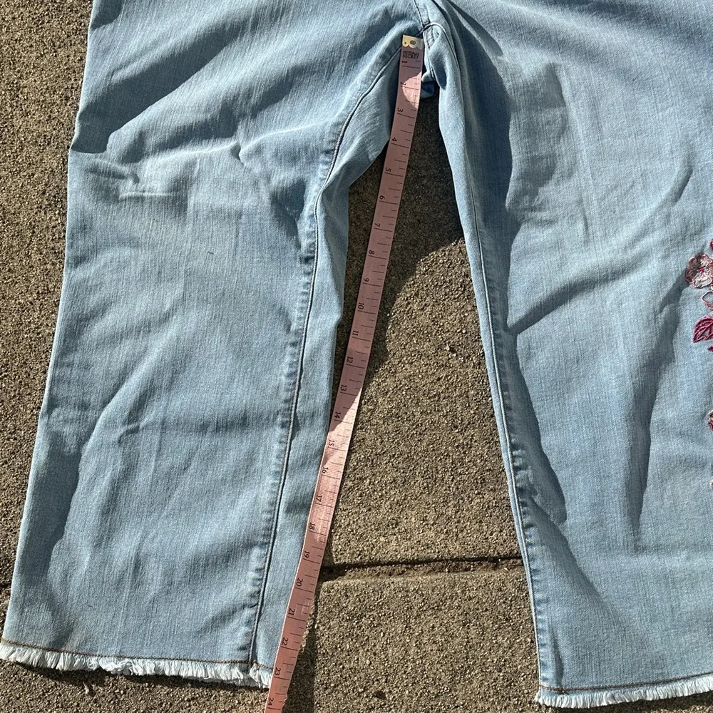 The Pioneer Woman Light Blue Cropped Jeans with Red Embroidery new w/tags XXL - Picture 11 of 12